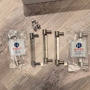 5 pulls & 1 knob of Hickory Hardware Silver Cabinet Pulls
